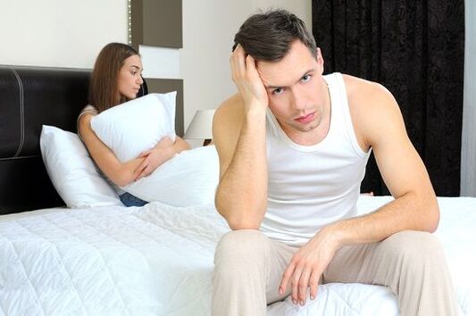 un hombre está enojado por una descarga patológica cuando está excitado