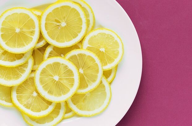 El limón contiene vitamina C, que es un estimulante de la potencia. 