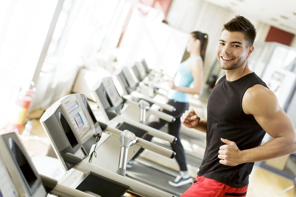 Los ejercicios cardiovasculares ayudarán al hombre a acelerar la circulación sanguínea. 